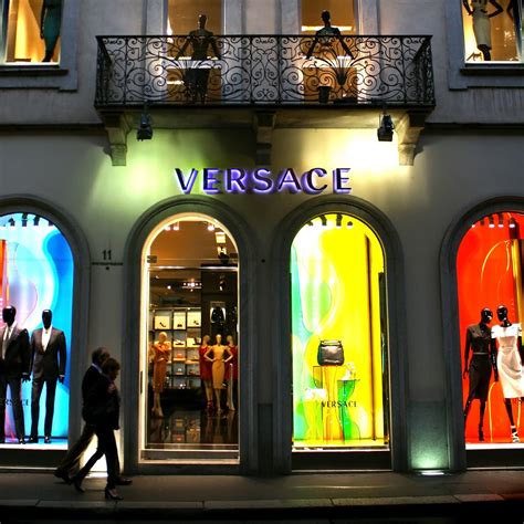 contatto telefonico boutique versace milano via montenapoleone|via montenapoleone shop.